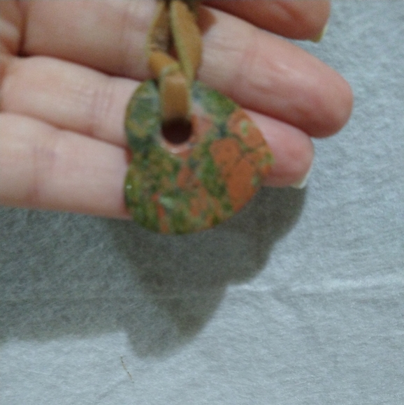 LEATHER NECKLACE WITH HEART STONE PENDANT - Picture 4 of 5